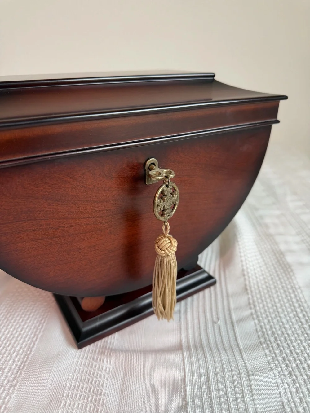 Vintage Cherry Mahogany Wood Bombay Company Chest. 1992-1996 Taiwan